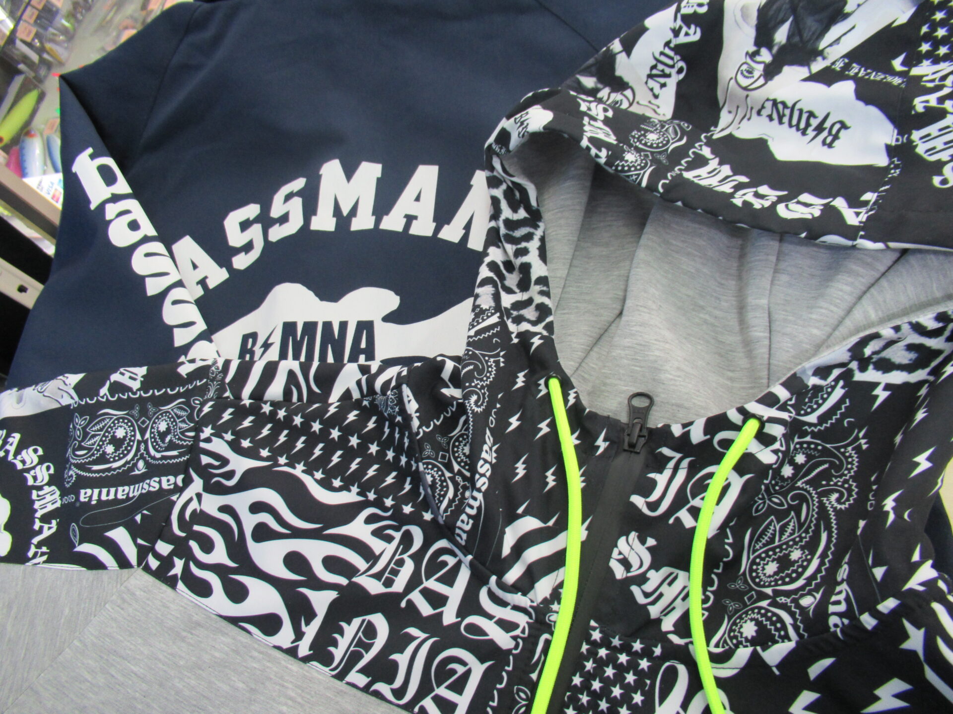 バスマニア　リーバーシブルボアジャケット 【限定生産】 バスマニア ランダムアーチロゴリバーシブルボアジャケット 【公式通販】