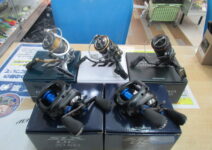 シマノの２０ヴァンフォードＣ２０００ＳＨＧ、２０ＳＬＸＤＣ７０ＸＧ、２０ＳＬＸＤＣ７０、ダイワの２１カルディアＦＣＬＴ２０００Ｓ－Ｈ、２１フリームスＦＣＬＴ２０００Ｓ－ＸＨ