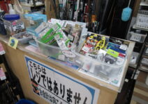 レジ横のオススメルアーコーナー、ロッドコーナー