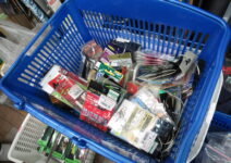 大量のフック、シンカーなどの中古ルアー小物