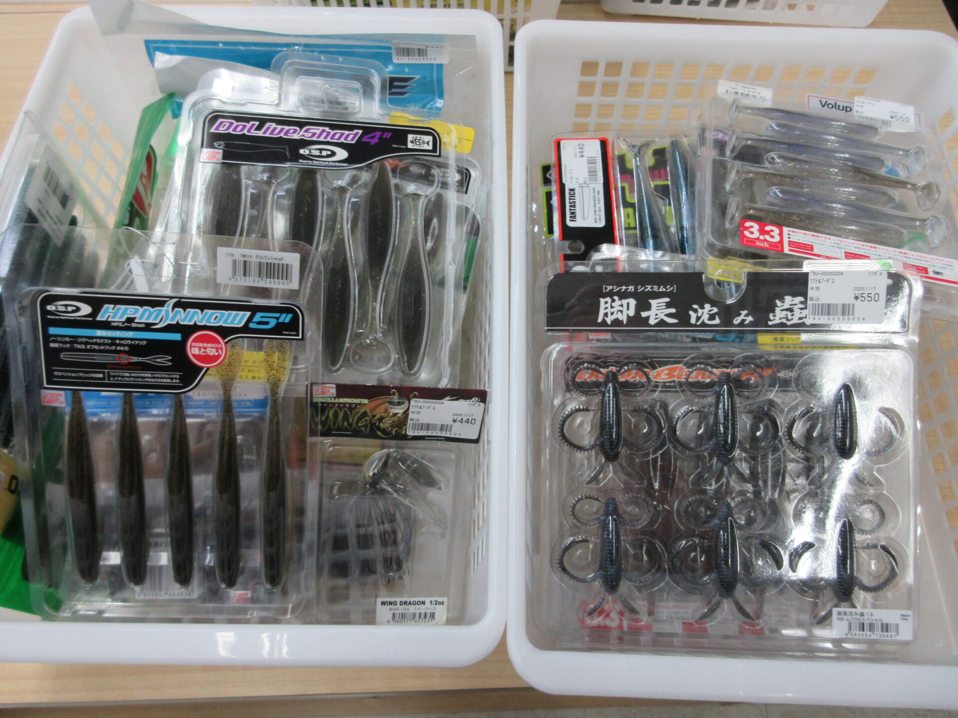 折れた竿や壊れたリールも買取しています！】バスルアーを品出ししま