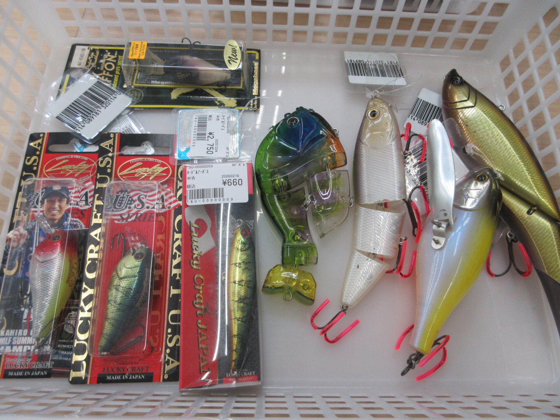 バスルアーを品出ししました。超高額買取なら釣具いちばん館 相模原