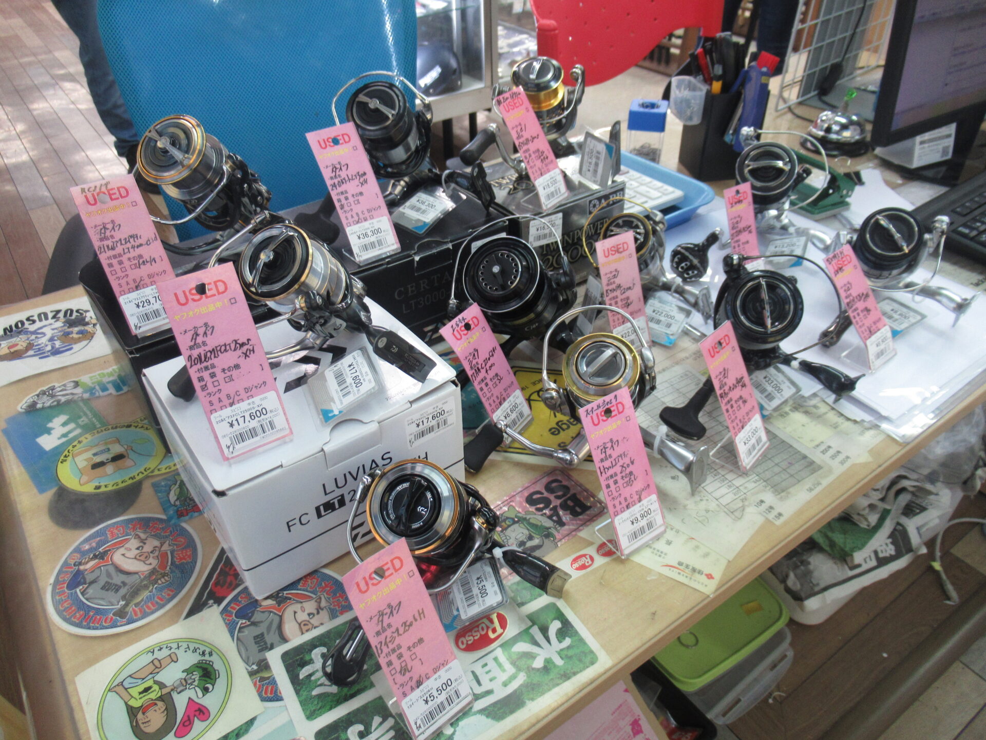 ダイワ、シマノのスピニングリールを店頭に並べました。釣り具といえば